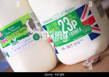 UK. 16 octobre 2015 - supermarché Morrisons ont introduit leur propre marque 'Milk pour les produit. Le consommateur peut choisir de payer un supplément de 23 pence pour une 4 bouteille, payer £1.12p au total. L'utilisation des 23p sera retourné par Morrisons directement au secteur laitier. Les acheteurs peuvent s'ils le désirent acheter le même produit à Morrisons pour seulement 89p avec pas d'argent doit être retourné à l'industrie laitière. Banque D'Images