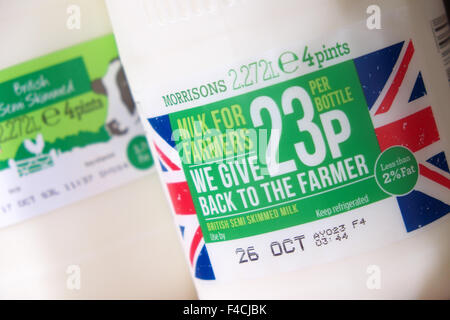 UK. 16 octobre 2015 - supermarché Morrisons ont introduit leur propre marque 'Milk pour les produit. Le consommateur peut choisir de payer un supplément de 23 pence pour une 4 bouteille, payer £1.12p au total. L'utilisation des 23p sera retourné par Morrisons directement au secteur laitier. Les acheteurs peuvent s'ils le désirent acheter le même produit à Morrisons pour seulement 89p avec pas d'argent doit être retourné à l'industrie laitière. Banque D'Images