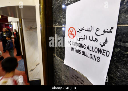 D'interdiction de fumer dans l'anglais et l'Arabe dans le hall d'un ancien hôtel à Halle/Saale, Allemagne, 16 octobre 2015. L'ancien hôtel a été utilisé comme un centre d'accueil pour les réfugiés depuis le début d'octobre. Le bâtiment est d'accueillir environ 700 réfugiés. PHOTO : HENDRIK SCHMIDT/DPA Banque D'Images