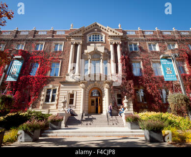 Un grand angle, vue extérieure de l'ancien édifice des arts à l'Université de l'Alberta à Edmonton, Alberta, Canada. Banque D'Images