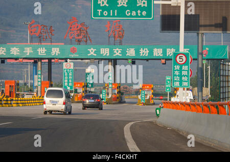 La Chine, Shaanxi, Zhangjiajie Tuniu Youth Hostel, comté de Xian. Péage de l'autoroute à la périphérie de Xi'an. Banque D'Images