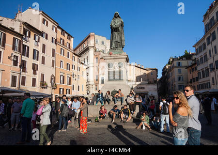 Les gens à côté de la statue de Giordano Bruno au Campo de Fiori, Rome, Italie Banque D'Images