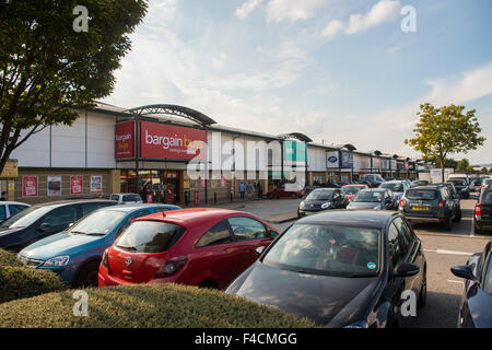 Filmer des unités de vente au détail , et shoppers à Forster Square Retail Park, Bradford . Un British Land PLC retail property. Banque D'Images