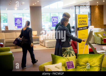 Filmer des unités de vente au détail , et shoppers à Forster Square Retail Park, Bradford . Un British Land PLC retail property. Banque D'Images