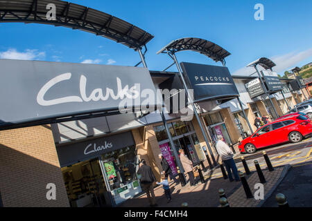 Clarks . Filmer des unités de vente au détail , et shoppers à Forster Square Retail Park, Bradford . Un British Land PLC retail property. Banque D'Images