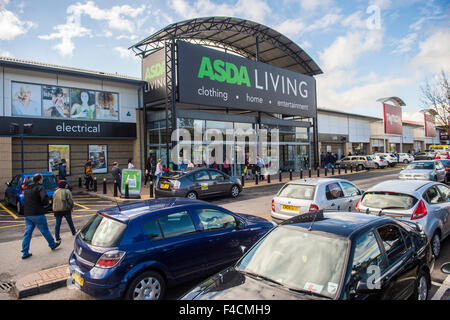 Filmer des unités de vente au détail , et shoppers à Forster Square Retail Park, Bradford . Un British Land PLC retail property. Banque D'Images