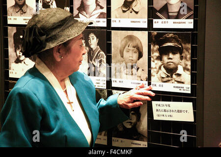 Plus vieux survivant Tsuneko Maria Miyagi L'âge de 83 ans, de la DEUXIÈME GUERRE MONDIALE, la tragédie de la mer le torpillage du navire Tsushima Maru japonais miséricorde sur le 70e anniversaire de la catastrophe photographié avec les membres de la famille qu'elle a perdu dans la tragédie de 1944. (MR) Banque D'Images