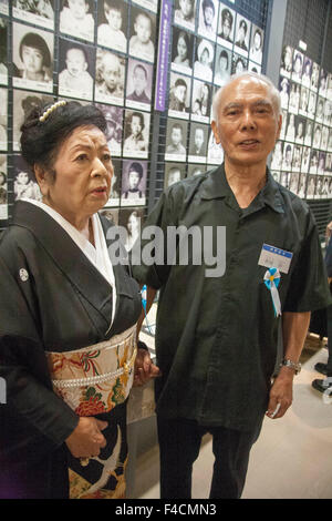 (L) Maria Tsuneko, Miyagi plus vieux survivant de la tragédie maritime DE LA SECONDE GUERRE MONDIALE avec boy elle a sauvé de la noyade en 1944. Hisashi Teruya de Tsushima Maru Memorial Hall, Naha, Okinawa, Japon le 70e anniversaire de la catastrophe. Banque D'Images