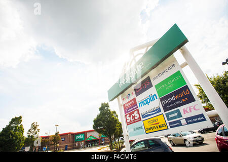 La GV et shoppers at Westgate Retail Park, Wakefield. Un British Land PLC retail property. Banque D'Images