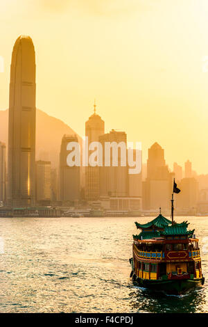 Le port de Hong Kong au coucher du soleil. Banque D'Images