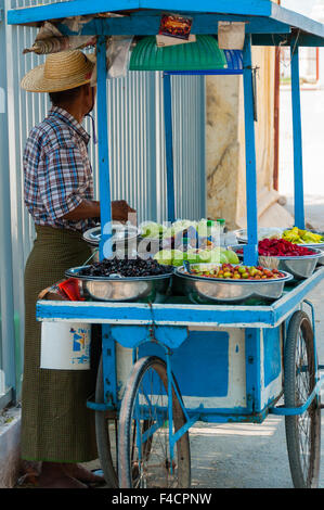 Asian man vente de fruits et légumes Banque D'Images