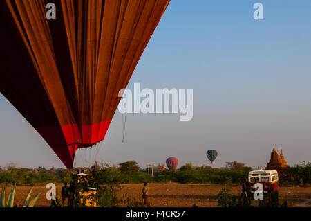 Hot Air Balloon landing à Bagan Myanmar Banque D'Images