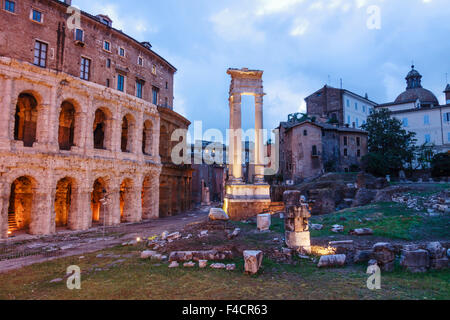 Théâtre de Marcellus par nuit. Rome, Italie Banque D'Images