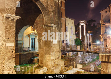 Porticus Octaviae et théâtre de Marcellus par nuit, Rome, Italie Banque D'Images