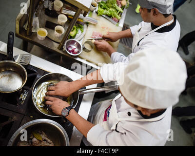 New Delhi, Inde. 16 Oct, 2015. Les participants à cuisiner pendant le concours Master Chef chinois à Amity University, New Delhi, Inde, le 16 octobre 2015. 17 équipes d'étudiants de dix universités concouru dans le resto chinois contest organisé par l'Office National du Tourisme de Chine New Delhi vendredi. © Bi Xiaoyang/Xinhua/Alamy Live News Banque D'Images