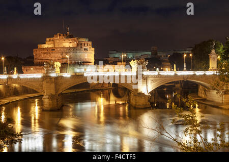 Castel Sant'Angelo et Tibre par nuit, Rome, Italie Banque D'Images