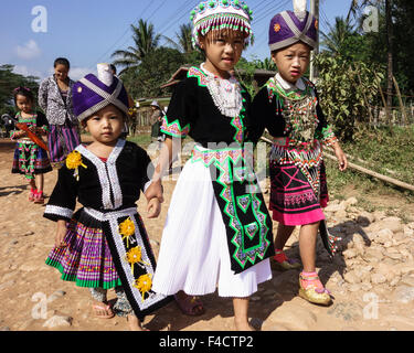 Le Laos, Vang Vieng. Les enfants dans les vêtements traditionnels, pour les Hmong fête du nouvel an. Banque D'Images