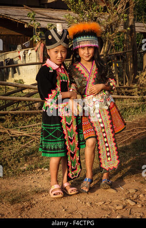 Le Laos, Vang Vieng. Filles Hmong en costume traditionnel pour la nouvelle année. Banque D'Images