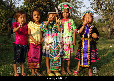 Le Laos, Vang Vieng. Filles Hmong en costume traditionnel pour la nouvelle année. Banque D'Images