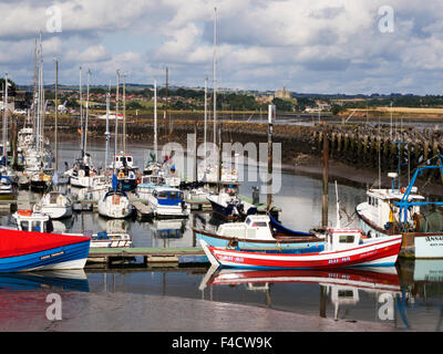 Amble Marina avec Château de Warkworth dans l'Amble Distance par la mer Angleterre Northumberland Banque D'Images