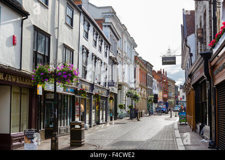 Boutiques sur Abeygate Street dans le centre-ville, à Bury St Edmunds, Suffolk, Angleterre, RU Banque D'Images