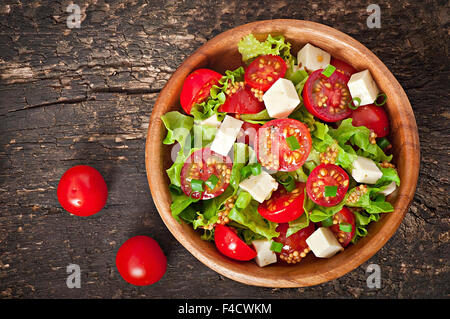 Salade de laitue, tomate et fromage vinaigrette moutarde et l'ail Banque D'Images