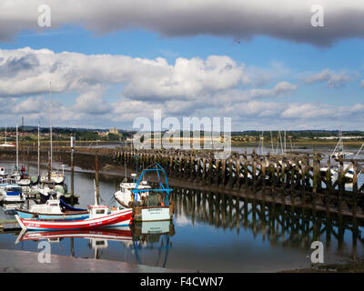 Amble Marina avec Château de Warkworth dans l'Amble Distance par la mer Angleterre Northumberland Banque D'Images