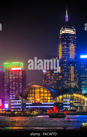 Vue d'horizon de Hong Kong avec une ordure de nuit. Banque D'Images