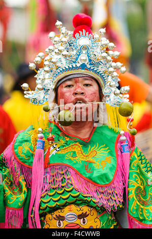 L'ouest de Kalimantan, Indonesia-February 24, 2013 : Le chaman Coller steels fil dans ses joues. Une performance ordinaire une Banque D'Images