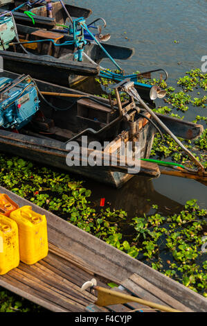 Détail de plusieurs bateaux sur le lac Inle Banque D'Images