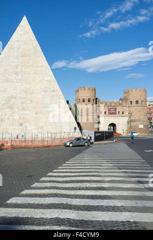 Pyramide de Cestius et Porta San Paolo, l'une des portes du sud dans le 3ème-siècle d'Aurélien de Rome, Italie. Banque D'Images