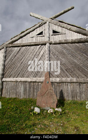 Le Canada, Terre-Neuve, L'Anse aux Meadows. Norstead Village Viking, réplique de norrois boat house. Banque D'Images