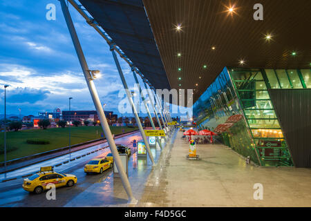 L'Albanie, Tirana Rinas, Mère Teresa, l'Aéroport International, aérogare, dusk Banque D'Images