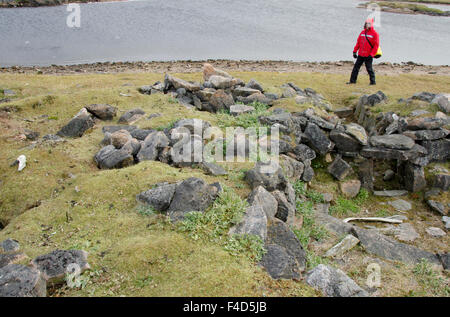 Au Canada, le Nunavut, Cape Dorset. Le parc territorial de l'Mallikjuag, site archéologique de la Thule (Tuniit, Culture de Dorset) Ruines d'habitation Thulé (MR). Banque D'Images