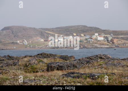 Au Canada, le Nunavut, Cape Dorset. Le parc territorial de l'Mallikjuag site archéologique de culture Dorset (1000 avant J.-C. à 1100 après J.-C.) Cape Dorset en distance. Banque D'Images