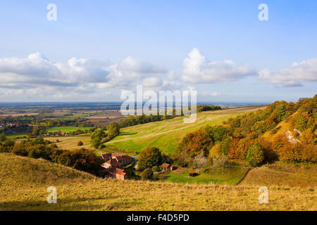 Scenic Thixendale vus du dessus en regardant vers la vallée de York sur une lumineuse et ensoleillée matin d'octobre. Banque D'Images