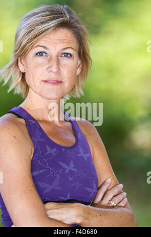 Cute woman est sportif dans une forêt Banque D'Images