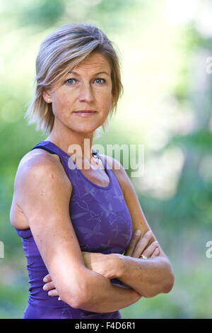 Cute woman est sportif dans une forêt Banque D'Images