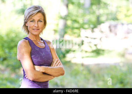 Cute woman est sportif dans une forêt Banque D'Images