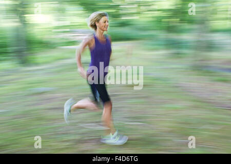 Cute woman est sportif dans une forêt Banque D'Images