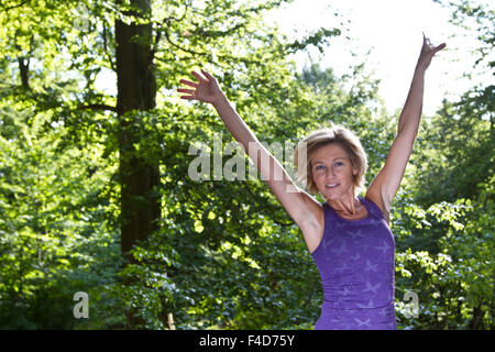 Cute woman est sportif dans une forêt Banque D'Images