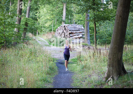 Cute woman est sportif dans une forêt Banque D'Images