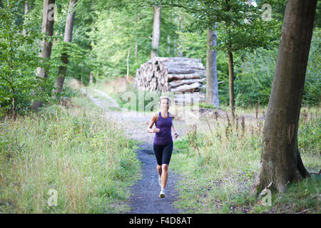 Cute woman est sportif dans une forêt Banque D'Images