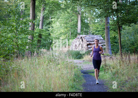 Cute woman est sportif dans une forêt Banque D'Images