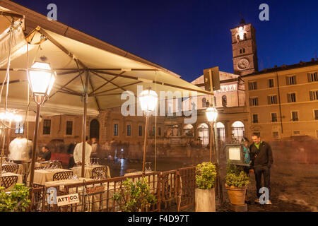 La Piazza Santa Maria in Trastevere dans la nuit, Rome, Italie Banque D'Images