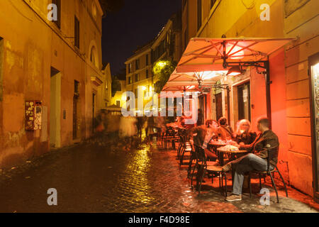 Piscine terrasse du bar de nuit dans le Trastevere, Rome, Italie Banque D'Images