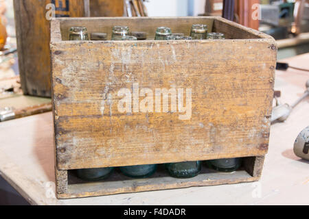 Des bouteilles vides en caisse wodden vintage Banque D'Images