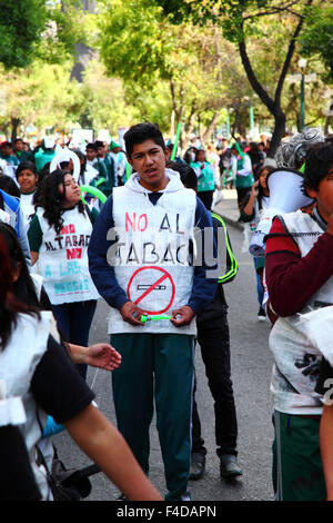 La Paz, Bolivie, 16 octobre 2015. Un étudiant porte un sac blanc disant "non au tabac" lors d'une marche dans le centre-ville de la Paz avertissant des dangers de la consommation de drogue. La manifestation est organisée chaque année par la police en collaboration avec les écoles et les collèges pour éduquer et sensibiliser aux drogues et à leurs dangers. Crédit : James Brunker / Alamy Live News Banque D'Images