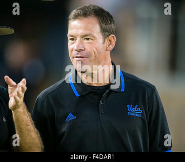 Palo Alto, CA. 15 Oct, 2015. UCLA Bruins entraîneur en chef Jim Mora avant la NCAA Football match entre le Stanford Cardinal et l'UCLA Bruins au stade de Stanford à Palo Alto, CA. Stanford a battu UCLA 56-35. Damon Tarver/Cal Sport Media/Alamy Live News Banque D'Images