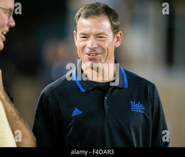 Palo Alto, CA. 15 Oct, 2015. UCLA Bruins entraîneur en chef Jim Mora avant la NCAA Football match entre le Stanford Cardinal et l'UCLA Bruins au stade de Stanford à Palo Alto, CA. Stanford a battu UCLA 56-35. Damon Tarver/Cal Sport Media/Alamy Live News Banque D'Images